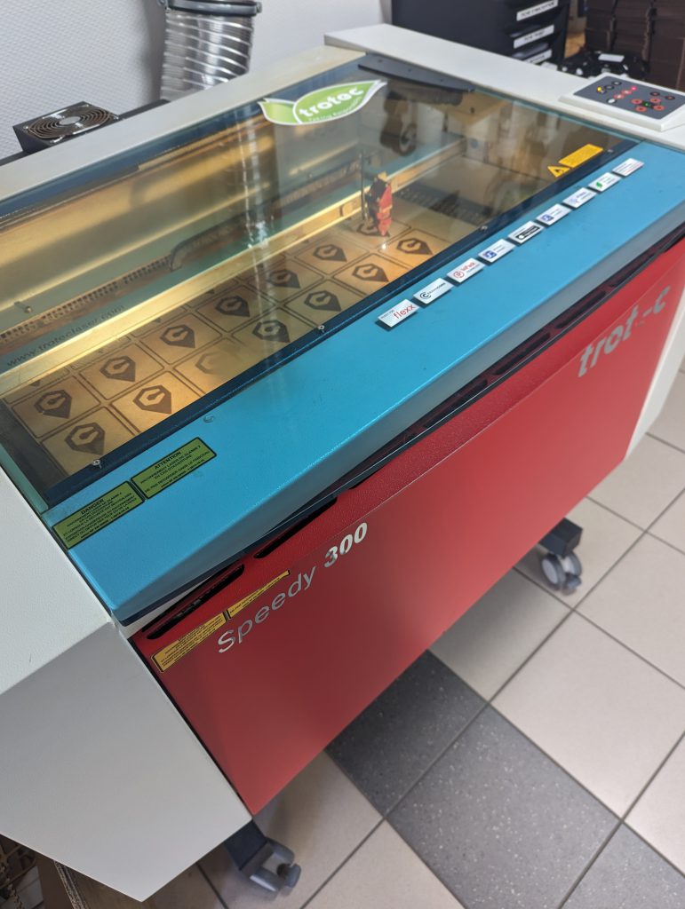 Découpe et gravure laser Speedy 300 au FabLab de Lapalisse